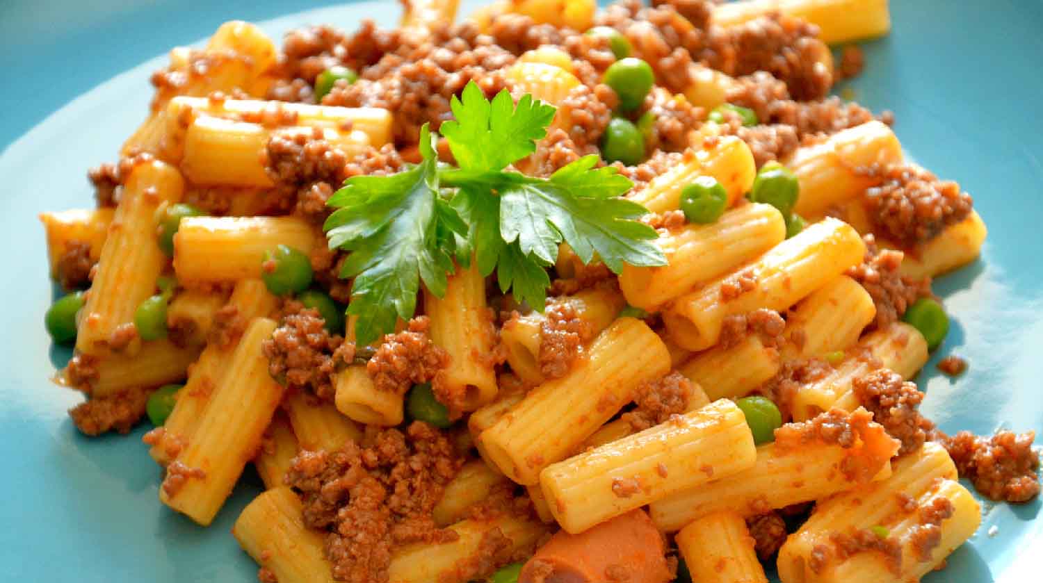 Rigatoni con cannabis e carne macinata