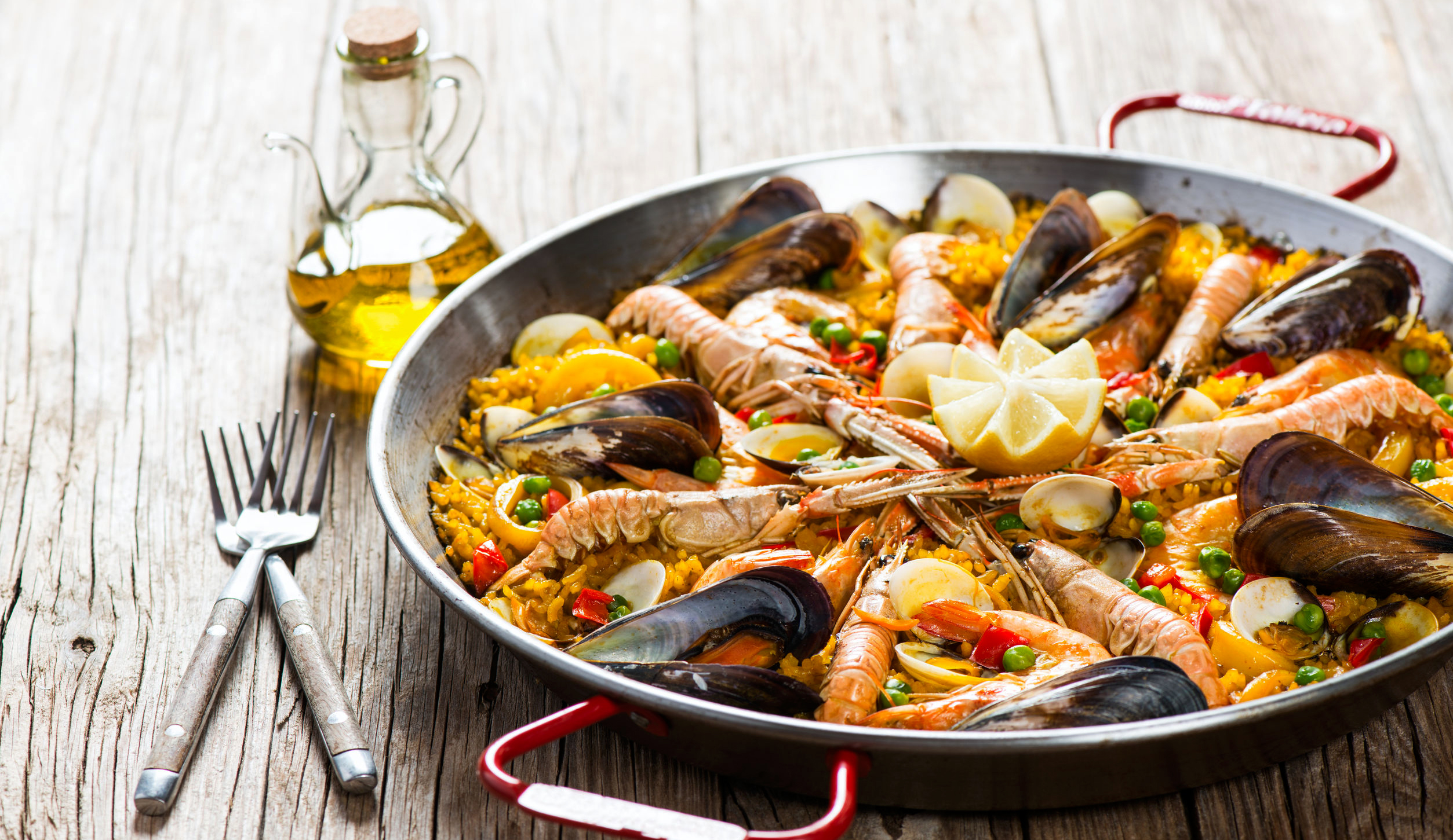 Paella española con un toque de cannabis